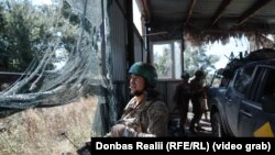 Покровський напрямок. Українські бійці ховаються від російських FPV-дронів. Фото: Прес-служба 68 ОЄБр