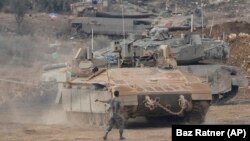 Ysraýylyň agyr harby tehnikasy we tanktlary ýurduň demirgazygynda, Ysraýyl-Liwan serhediniň golaýynda. 1-nji oktýabr 