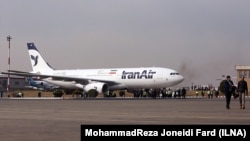 ایرباس ۳۳۰ در سری ۲۰۰ قادر به حمل ۲۵۰ و در سری ۳۰۰ قادر به حمل ۳۰۰ مسافر در دو کلاس پروازی است