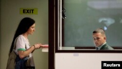 2013-cü ildə Kubanın tanınmış blogeri Yoani Sanchez-ə ölkədən çıxmaq icazəsi verilmişdi (Foto arxivdəndir)