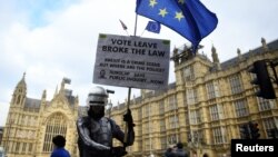 Брекзитке каршы демонстранттар британ  парламентинин имаратынын сыртында турат. Лондон, 14-январь, 2019-жыл. 