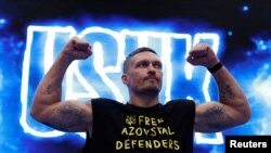 Олександр Усик під час тренування у футболці з написом «Звільніть захисників Азовсталі», 16 липня 2025 року