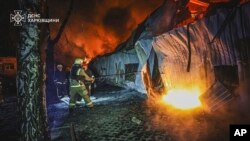 Орус армиясынын Харьков шаарына жасаган соккусунан тутанган өрт менен күрөшүп жаткан куткаруучулар. 26-март, 2025-жыл.