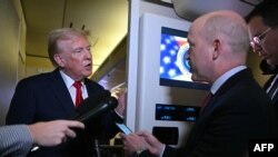 دونالد ترامپ، رئیس جمهور آمریکا، بامداد دوشنبه ۲۵ فروردین در هواپیمای ریاست جمهوری 