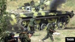 Таджикские солдаты участвуют в  антитеррористических учениях. 18 октября 2002 года.