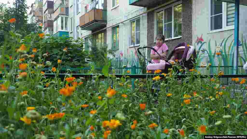 Это двор ТСЖ &quot;Спартак-10&quot;. Здесь всё утопает в зелени и цветах. ТСЖ облагораживает территорию за свой счет: ни от города, ни от государства оно не получает ни копейки&nbsp;