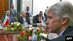 در دور اول اين مذاکرات که پس از نزديک به سه دهه به طور علنی در بغداد صورت گرفت، دو طرف «فقط درباره اوضاع عراق» با يکديگر گفت و گو کردند.