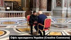 Президент США Дональд Трамп и президент Украины Владимир Зеленский на встрече в Ватикане, (фото опубликовано Офисом президента Украины)