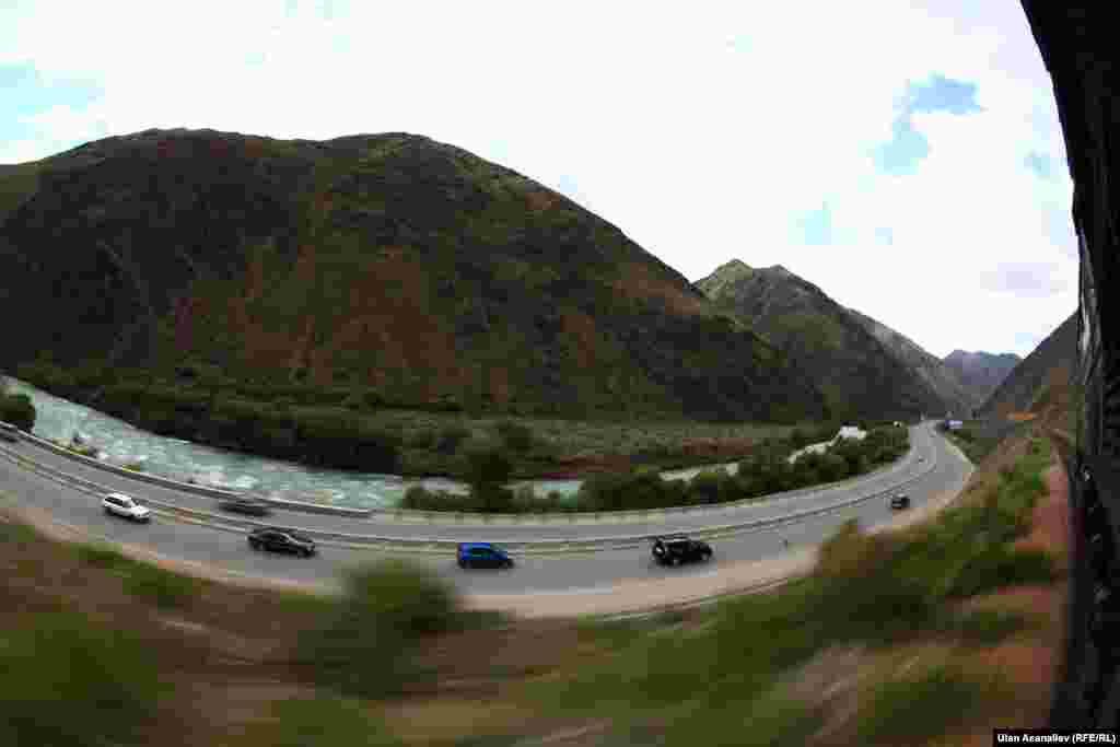 Бишкек - Торугарт кан жолун бойлогон поезд каттамы автоунааларга караганда жайыраак жүргөнү менен кыйла коопсуз.