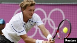 Денис Истомин Федерерга мағлуб бўлди. 