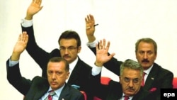 پارلمان ترکیه به انجام عملیات نظامی در شمال عراق برای سرکوب پ کا کا رای مثبت داده است.