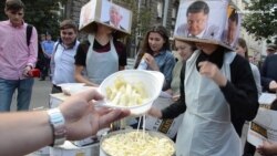 Активісти влаштували фестиваль бюрократичної локшини біля Адміністрації президента