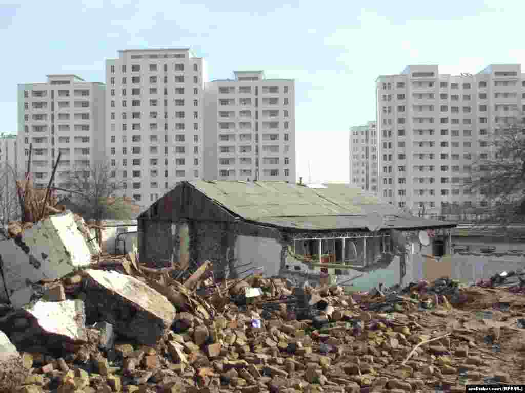 Ýykylmaly edilen ýene onlarça jaýyň ýaşaýjylarynyň göçürilmegine garaşylýandygy aýdylýar.