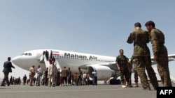 در این تصویر یک فروند هواپیمای ماهان در فرودگاه صنعا در یمن دیده می‌شود؛ ایران از حامیان اصلی شورشیان حوثی‌ست. دولت سرنگون‌شده عبد ربه منصور هادی، همچنان از منظر سازمان ملل مشروعیت دارد.