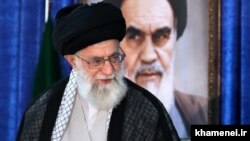 تجربه نشان داده است که آیت‌الله خامنه‌ای درباره کوچک‌ترین مسائل در جمهوری اسلامی نظر می‌دهد و شخصاً در تصمیم‌گیری درباره آن‌ها دخالت می‌کند.