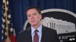 جیمز کومی، رییس پلیس فدرال گفته است «اف‌بی‌آی ای‌میل‌های دیگری یافته که در ارتباط با تحقیقات پیشین است».