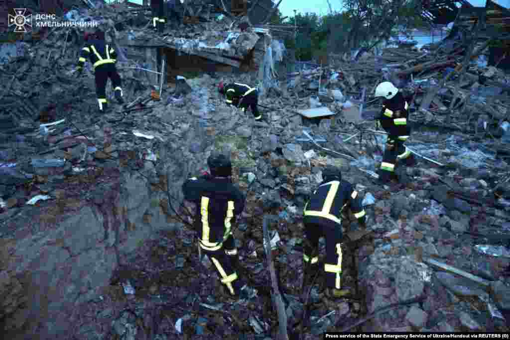 Пожежники працюють на місці обстрілу. Хмельниччина, 25 травня 2025 року