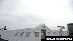 Шарк айылындагы мектеп окуучулары үчүн ЮНИСЕФ курган  чатырлар.