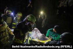 Порятунок людей із зруйнованого російським ударом будинку у Києві. Ніч на 24 квітня 2025 року