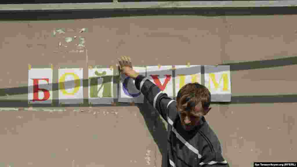 Mustafayevniñ dostu evniñ divarında &laquo;boysunmağan&raquo; yazısını azırlay