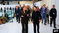 Прем'єр-міністр Данії Метте Фредеріксен (ліворуч) зустрічається з президентом України Володимиром Зеленським (праворуч) перед початком саміту Європейського політичного співтовариства (ЄПС) у Bella Center у Копенгагені 2 жовтня 2025 року. 