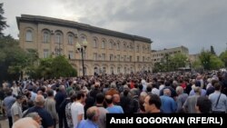 Сегодня акция у стен парламента продолжалась. Часть ее участников ночевала прямо здесь, причем обошлись без палаток