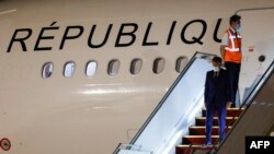 Ֆրանսիայի նախագահ Էմանյուել Մակրոնը ժամանում է Բաղդադ՝ մասնակցելու տարածաշրջանային խորհրդաժողովին, 27-ը օգոստոսի, 2021թ.