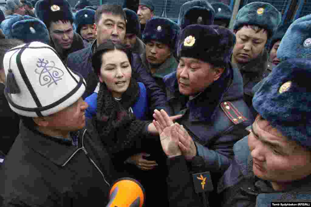 Тынчтык жүрүшүнө &ldquo;Ата Мекен&rdquo; фракциясынын депутаттары&nbsp;Аида Салянова, Алмамбет Шыкмаматов, Наталья Никитенко&nbsp;жана КСДП фракциясынан&nbsp;Жанар Акаев&nbsp;жалгыз катышты. Акаев жүрүшкө депутат катары эмес, сөз эркиндигине кайдыгер карабаган жаран катары катышканын айтты: