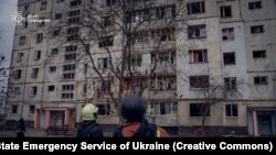 Украінскія ратаўнікі на месцы абстрэлу ў Сумах