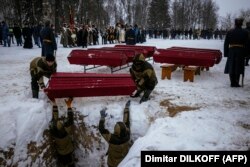 Вязьма шаарында 1812-жылы набыт кеткен 126 жоокердин сөөгүн кайра коюуга француз жана орус колбашчыларынын урпактары катышты. 2021-жылдын 13-февралы.