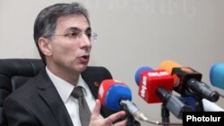 Armenia - Economy Minister Tigran Davtian at a press conference in Yerevan, 23Jul2012.