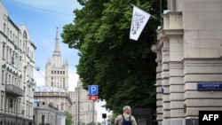 Прапор Ісламського Емірату Афганістан на посольстві Афганістану в Москві