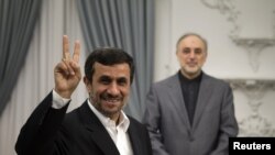 علی اکبر صالحی، وزیر خارجه و محمود احمدی نژاد، رییس جمهوری ایران