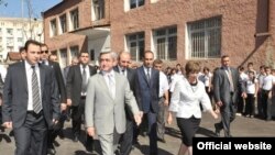 Президент Армении Серж Саргсян посещает школу в Степанакерте. 30 августа 2010 г. 