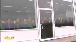 TW prezidente aýnanyň arkasyndan el salgaýan adamlary görkezdi