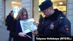 ГIалгIайчохь журналисташна динчу тIелатарна бехкенаш жоьпе озор дехарца Петарбухахь хIоттийна пикет, 2016