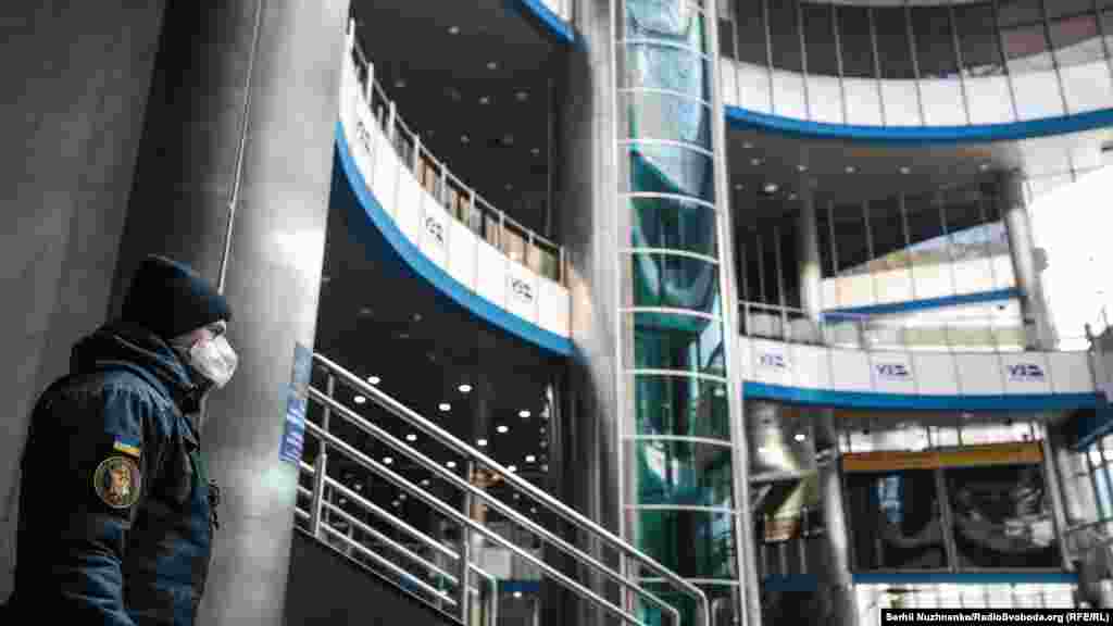 Крім працівників залізничного вокзалу і правоохоронців, у приміщенні більше нікого