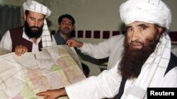 "Hakgany toparyna" baştutanlyk edýän Jaluliddin Hakgany (sagda) "Talybanyň" tire-taýpalar boýunça ministri bolup işlän döwri Yslamabada sapar edýär, 2001-nji ýyl. 