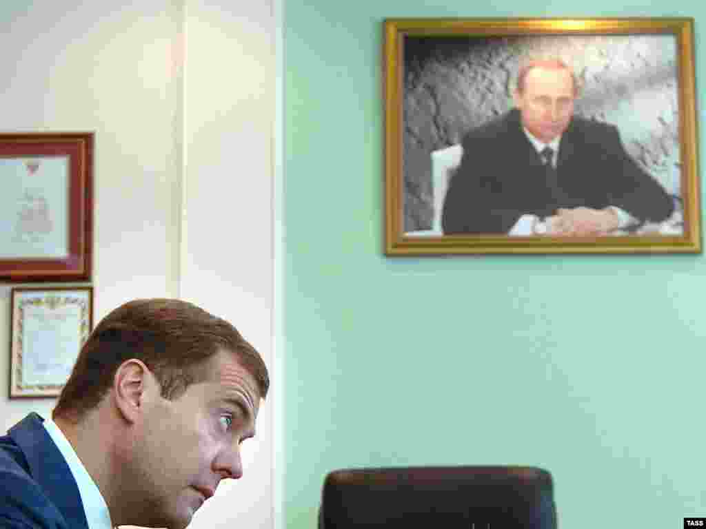 Медведев дусты һәм җитәкчесе Владимир Путинның күзәтүчән карашы астында күтәрелде. Үзгәртеп кору чорында формалашкан яшь буын вәкиле буларак тәкъдим ителсә дә, 17 ел буе Путин җитәкчелегендә эшләве аның иске ысул кешесе булуын күрсәтә. Президент буларак Медведев Путинның административ һәм хокукый тәҗрибәсе нигезендә эш итәр дип көтелә. Путин премьер-министр буларак аны күзәтеп торачак.
