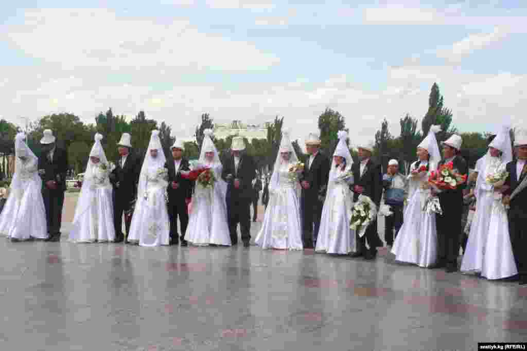 Горько! Да здравствуют женихи и невесты!  - 20 счастливых пар справили веселую свадьбу благодаря спонсорству Министерства по делам молодежи Кыргызстана. 7 мая 2011 г.