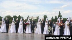 Бишкекте 2011-жылдын 7-майында 20 түгөйдүн тою бир күндө өткөн.