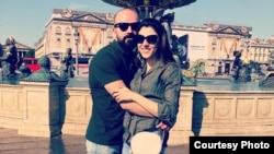 شادی جمشیدی در کنار نامزدش نیما نیستانی