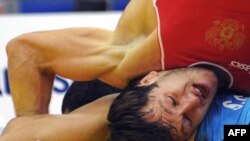 دنیس سارگوش روس (دوبنده قرمز) این بار در راه کسب مدال طلا سد راه صادق گودرزی (دوبنده آبی) شد