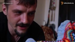 Український боєць майструє вироби в індіанському стилі