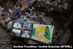 Альбом строковика служби (1979-1981) у Німецькій Демократичній Республіці (під контролем СРСР) в понівеченому артилерією російських гібридних сил будинку, Красногорівка, 24 липня 2021 року