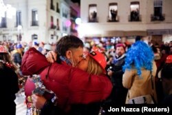 Пара цілується у Ронді, Іспанія