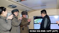 Հյուսիսային Կորեայի առաջնորդ Կիմ Չեն Ընը հրթիռների արձակման կենտրոնում, վայրը նշված չէ: 