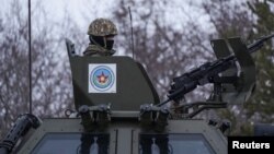 Сотрудник правоохранительных органов на блок-посту. Нур-Султан, 7 января 2022 г.