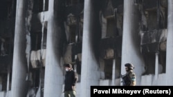 Өртенген Алматы әкімдігінің алды. 12 қаңтар,  2022 жыл. 