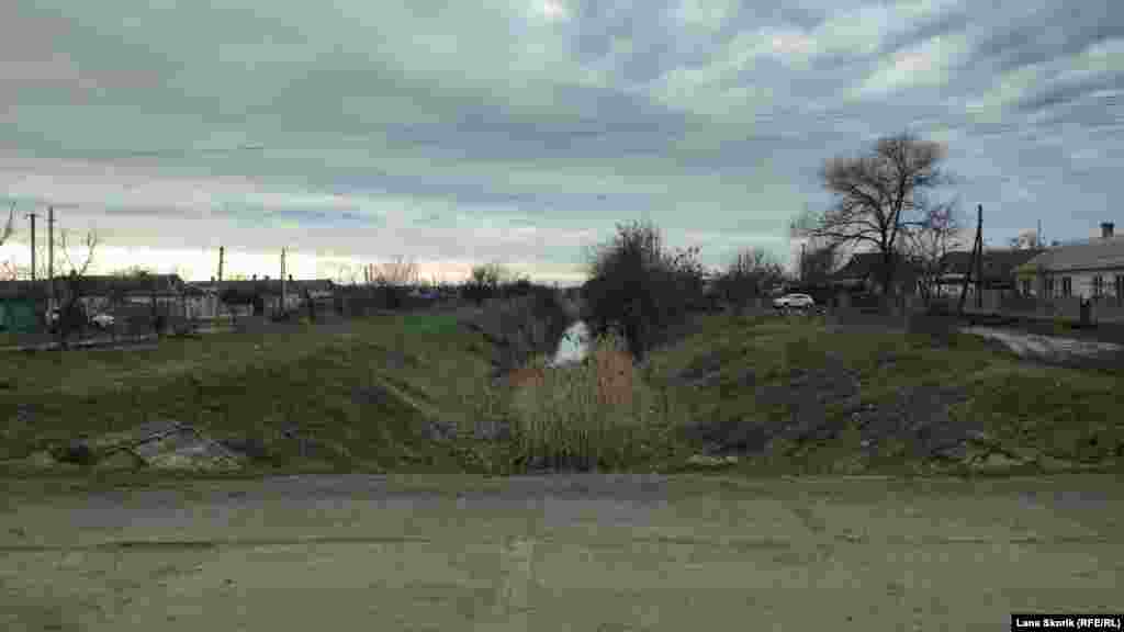 По центру вулиці Леніна йде невеликий відвідний канал від річки Степової